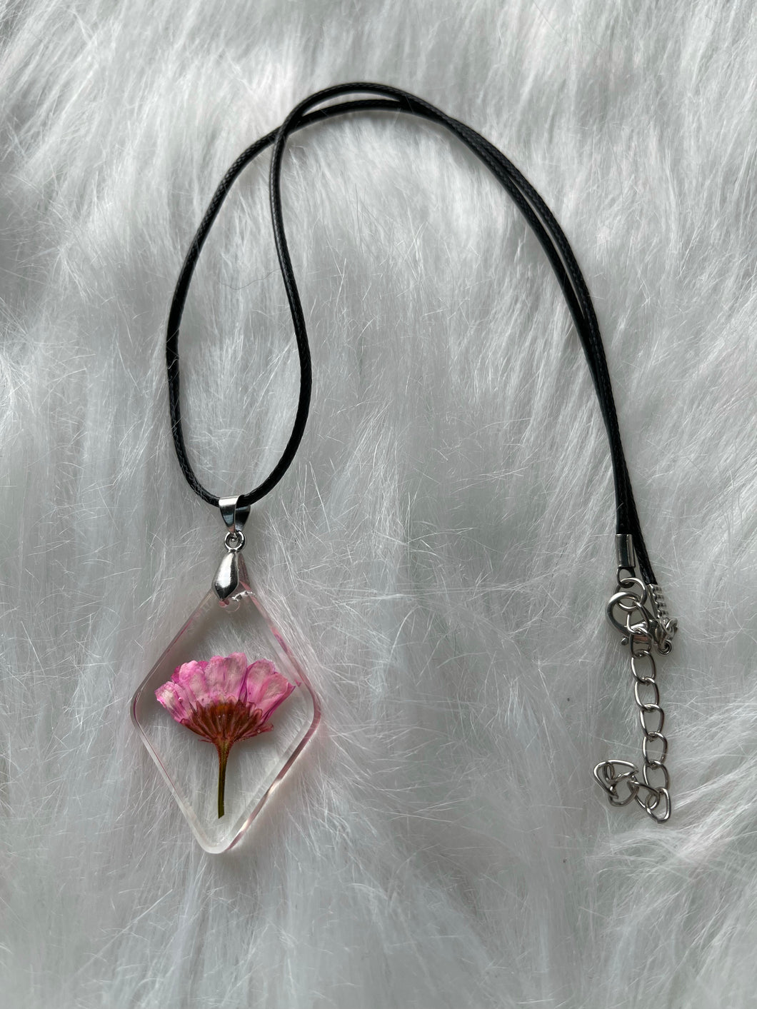 Collier avec cordon et pendentif losange