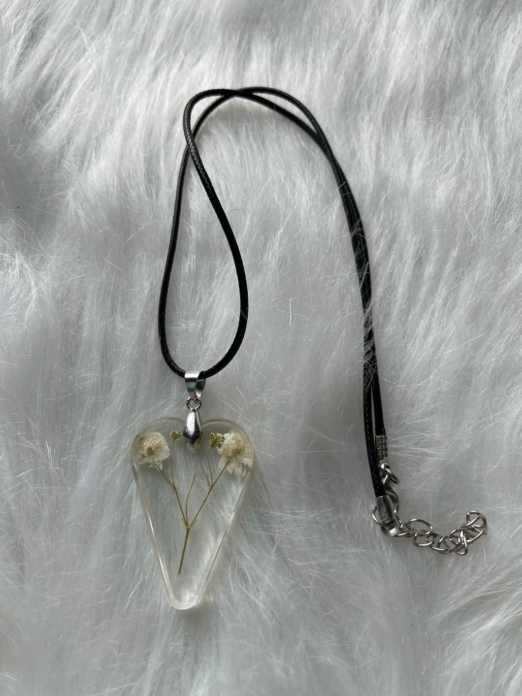 Collier avec cordon et pendentif cœur allongé